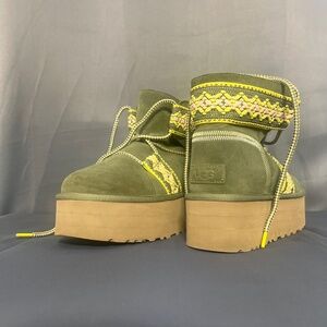 UGG Platform Boot w/ laces